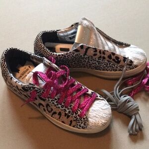 P448 animal print tennis shoes ( new ) with 2 colors of shoelaces